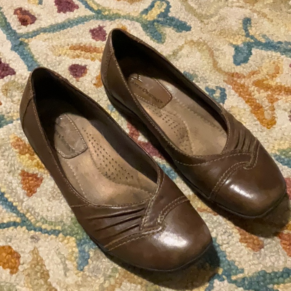 Earth Origins Brown Leather Slip on Shoe Size 6 LIKE NEW